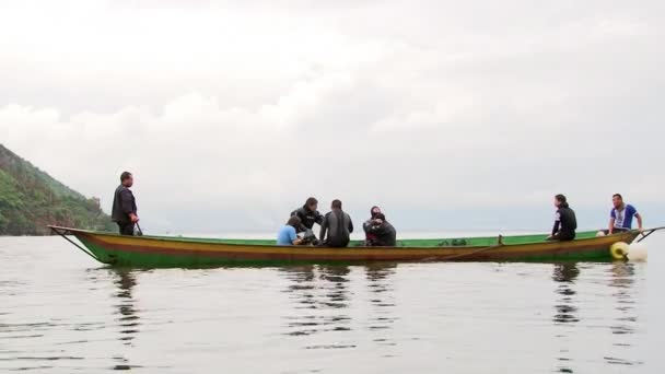 Dalgıçlar Fuxian Gölü 'nde dalmaya hazırlanıyorlar.. — Stok video