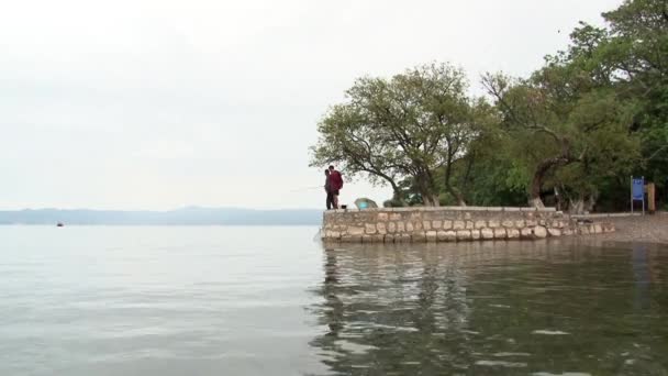 Los buceadores se preparan para bucear en el lago Fuxian. — Vídeo de stock
