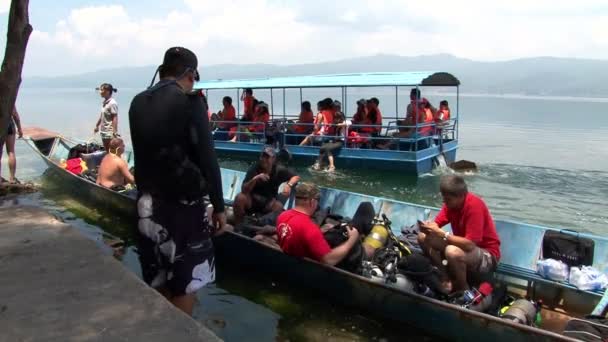 Los buceadores nadan en un barco hasta el sitio de buceo en Fuxian Lake. — Vídeo de stock