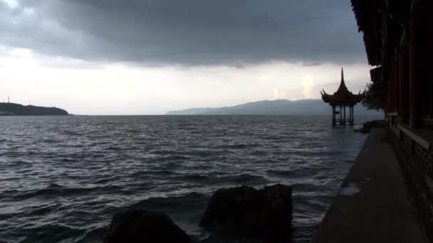 Lago Fuxian con mirador en techo de estilo chino en la provincia de Yunnan, China . — Vídeo de stock