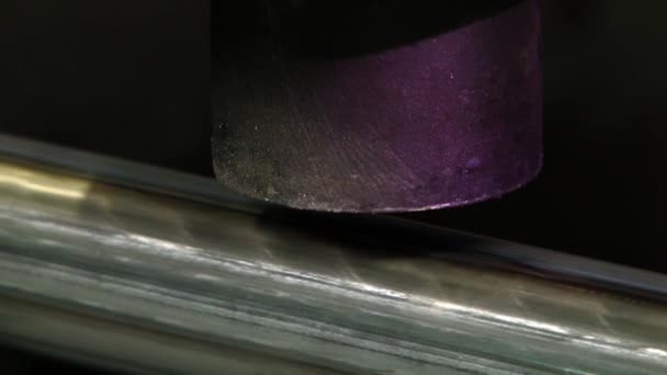 Close-up metaalbewerking op metalen walsmachines van stalen buizen in fabrieken. — Stockvideo