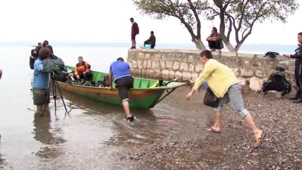 Penyelam bersiap untuk menyelam di Danau Fuxian. — Stok Video