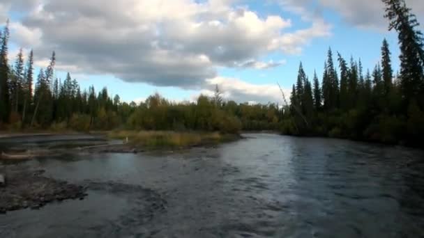 Střelba z pohybujícího se motorového člunu peřejí s průhlednou vodou z řeky Leny. — Stock video
