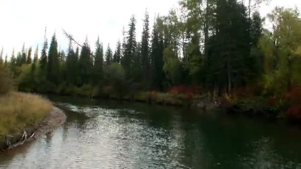 Tir à partir de bateau à moteur en mouvement de rapides avec de l'eau transparente de la rivière Lena.
