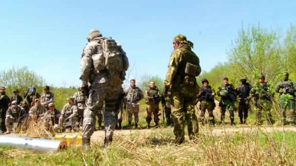 Airsoft tým se připravuje na hru v lese. — Stock video