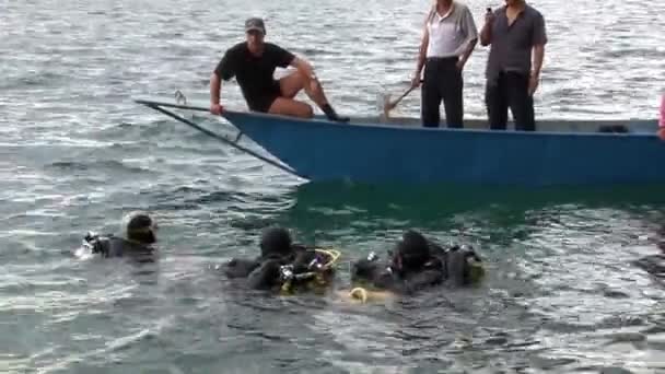 Dykare sjunker under vatten för att söka efter en sjunken stad i Fuxian Lake. — Stockvideo