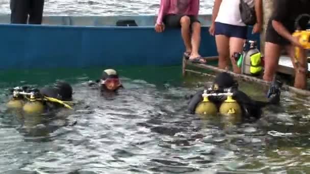 Dykare sjunker under vatten för att söka efter en sjunken stad i Fuxian Lake. — Stockvideo