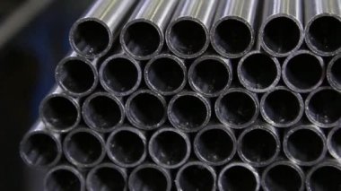 Paslanmaz çelik borular, fabrikada dönen metalin bitmiş bir ürünüdür..