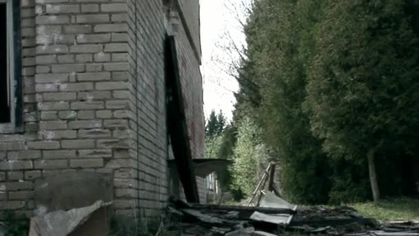 Explosion von Handgranaten in zerstörtem Haus. — Stockvideo