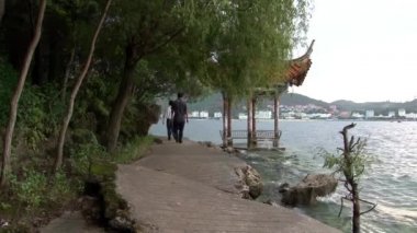 Çin tarzı çatısı olan Fuxian Gölü Yunnan Eyaleti, Çin.