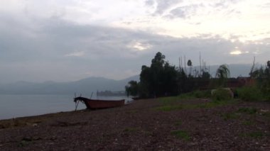 Yunnan Eyaleti 'ndeki Fuxian Gölü kıyısında Çin gemisi gondolu..