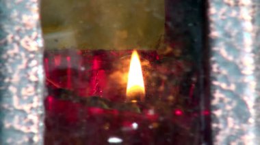 Elizabeth Feodorovna 'nın idamı yerine haçın yanındaki mumlar..