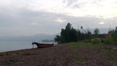 Yunnan Eyaleti 'ndeki Fuxian Gölü kıyısında Çin gemisi gondolu..