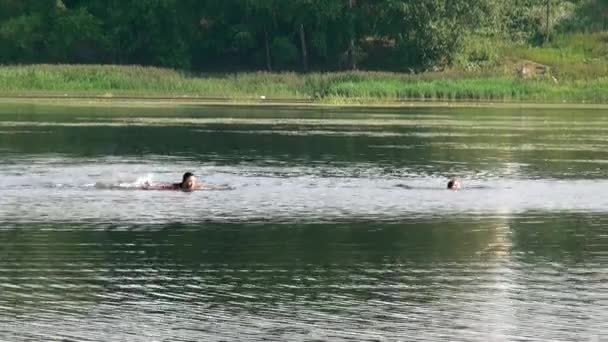 Kleine stad in Oeral, waar familieleden van de Russische keizer werden geëxecuteerd. — Stockvideo