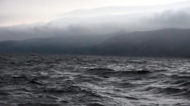 Storm på bakgrund med grå moln på himlen och svarta mörka vatten av Bajkalsjön. — Stockvideo