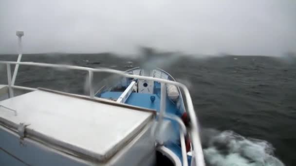 Vista de tormenta y lluvia desde la ventana del barco con mal tiempo en el lago Baikal . — Vídeos de Stock