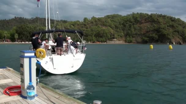 Gente en yates blancos en el fondo del mar azul y nubes en el cielo . — Vídeos de Stock