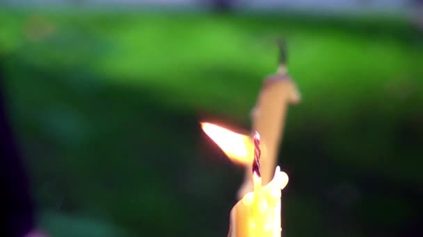 십자가 상 이 있는 십자가 상 이 있는 곳 근처의 촛불들, 엘리자베스 표토로 나 의처 형 장소에 있다. — 비디오