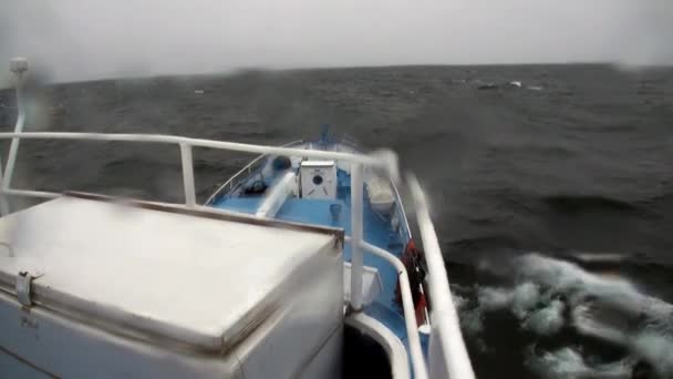 Sturm und Regen Blick vom Schiffsfenster bei schlechtem Wetter auf dem Baikalsee. — Stockvideo