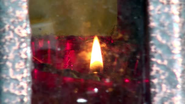 십자가 상 이 있는 십자가 상 이 있는 곳 근처의 촛불들, 엘리자베스 표토로 나 의처 형 장소에 있다. — 비디오