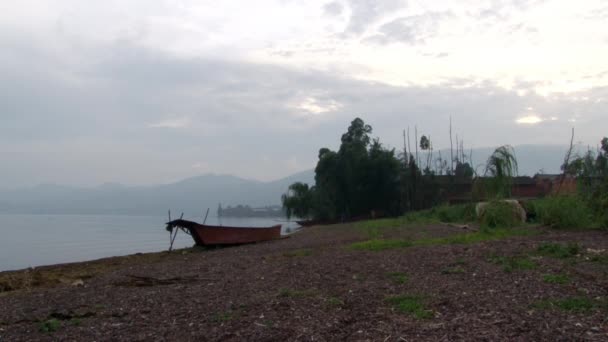 Čínská loď gondola na břehu Fuxian Lake v provincii Yunnan Čína. — Stock video