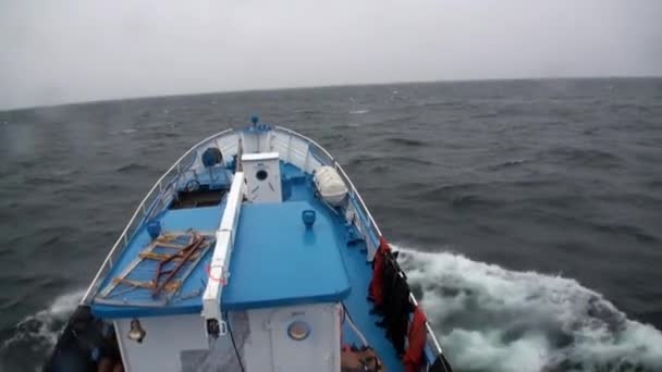 Vista dalla finestra sul ponte della nave in tempesta e pioggia in caso di maltempo sul lago Baikal. — Video Stock