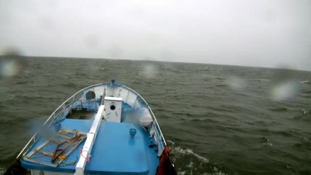 Вид из окна на палубу корабля во время шторма и дождя в плохую погоду на озере Байкал. — стоковое видео