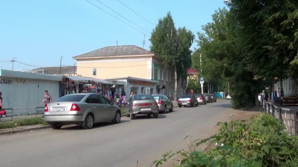 Marché du vêtement dans la ville provinciale de l'Oural . — Video