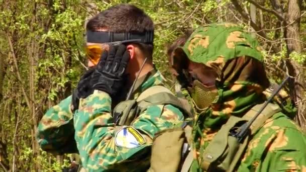 Jeu Airsoft avec pistolet sur polygone militaire. — Video