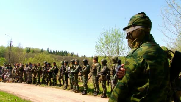 Airsoft zespół przygotowuje się do gry w lesie. — Wideo stockowe