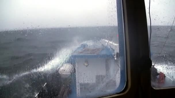 Storm en regen uitzicht vanaf het scheepsraam bij slecht weer op het Baikalmeer. — Stockvideo