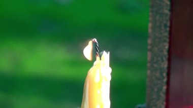 Elizabeth Feodorovna 'nın idamı yerine haçın yanındaki mumlar..