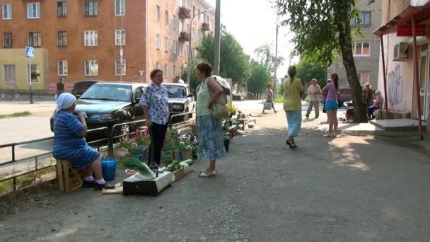 ウラル地方の町で衣料品市場. — ストック動画