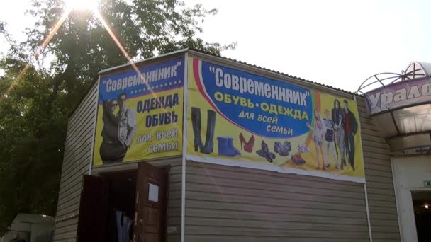 Rynku odzieży w prowincjonalnym miasteczku Uralu. — Wideo stockowe