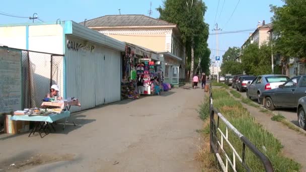 Oblečení trh v provinčním městě Uralu. — Stock video