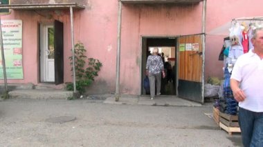 Urallar İl kasaba pazarda giyim.