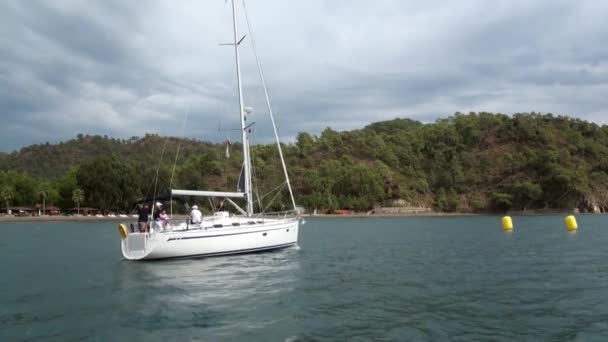 Gente en yates blancos en el fondo del mar azul y nubes en el cielo . — Vídeo de stock