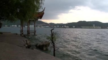 Çin tarzı çatısı olan Fuxian Gölü Yunnan Eyaleti, Çin.
