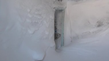 Kar kalıntıları ev hayalet kasaba kömür madenlerinde üzerinde kadar kuzeyinde Rusya terk.