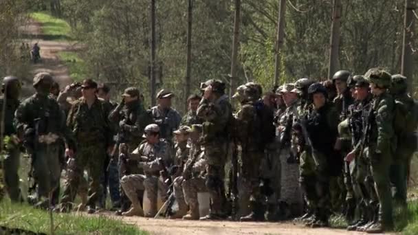 Повітряна група у військовій формі зі зброєю на задньому плані лісу.. — стокове відео