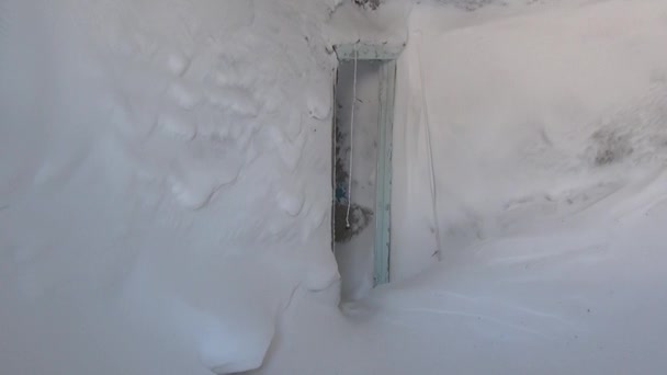 Ruínas de neve abandonada casa fantasma cidade Carvão Minas no extremo norte da Rússia . — Vídeo de Stock