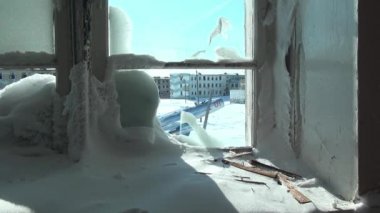Donmuş pencerelerden uçak pilotlarına ait anıtın görüntüsü.