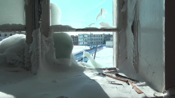 View of airplane monument to aviators through frozen broken window. — Stock Video