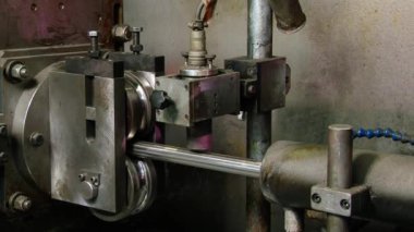 Fabrikadaki çelik boruların metal rulo makineleri üzerinde çalışmak.