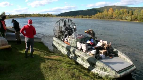 I turisti si riposano dopo il viaggio in airboat sulle rive del fiume Lena. — Video Stock