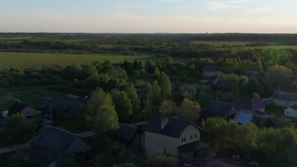 Piękny widok panorama wsi z domów i ogrodów na rzece otoczony zielonymi pastwiskami z pięknym krajobrazem cinematic widoki. Concept climate outdoor nature. — Wideo stockowe