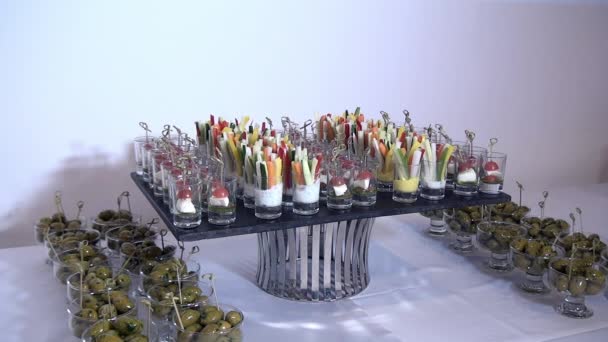 Legumes na mesa vegetariana do banquete durante um elegante buffet . — Vídeo de Stock