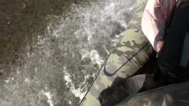 Olas en el agua de la lancha motora en movimiento en Lena Rive en Siberia de Rusia . — Vídeos de Stock