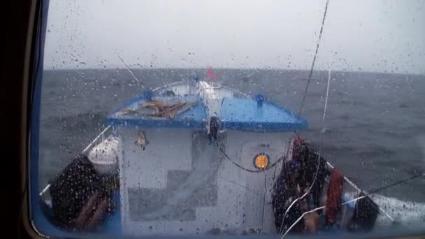 Bouře a déšť pohled z okna lodi za špatného počasí na jezeře Bajkal. — Stock video