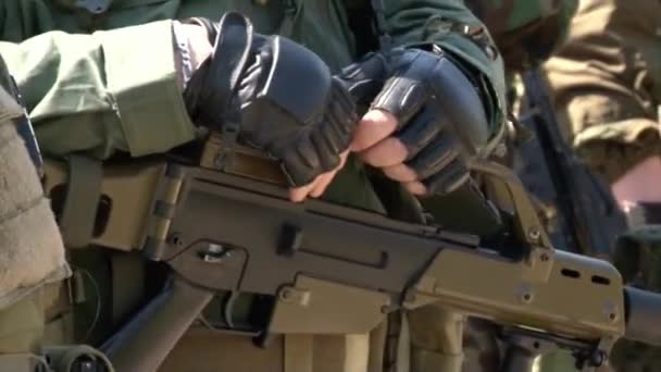 Pistola Airsoft en manos de jugadores en polígono militar. — Vídeos de Stock